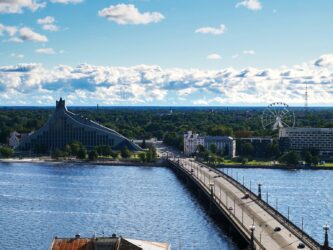 Lettische Nationalbibliothek und Akmens Brücke