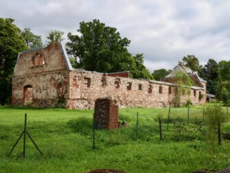Verfallenes Gutshaus in Kabile