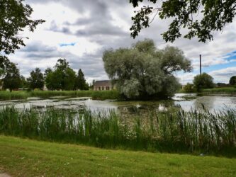 Kabile - Teich und alte Kolchose im Hintergrund