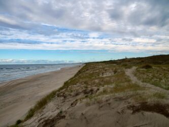 und bewölkter Himmel