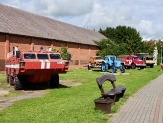 Einsatzfahrzeuge bei der Flut in Rusnė