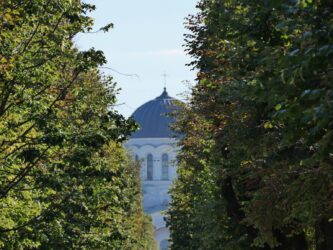 Allee der Freiheit - Blick auf Kirche des Erzengels Michael