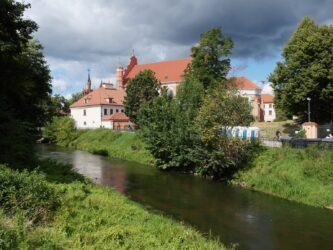 Fluß Vilinia und Kirche des Hl. Franz von Assisi