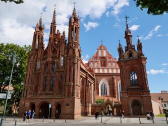 St. Anna Kirche (links) und Kirche des Hl. Franz von Assisi (rechts)