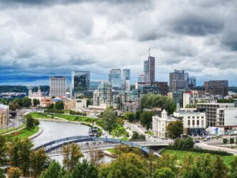 Blick auf die Neris und das moderne Vilnius
