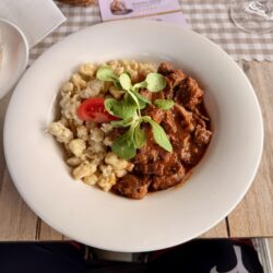 Gulasch mit Nockerl