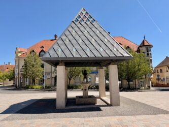 A Halas Kisfiú auf dem Hauptplatz