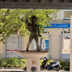 A Halas Kisfiú auf dem Hauptplatz