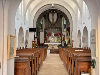 Altar in der Sankt Imre Basaltkirche