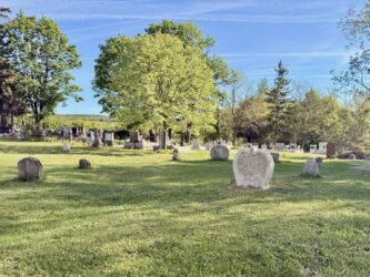 Friedhof mit herzförmigen Grabsteinen
