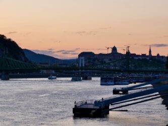 Blick zur Donau und die Kettenbrücke