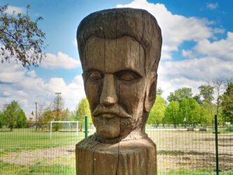 Holzskulptur an der Uferpromenade von Dömsöd