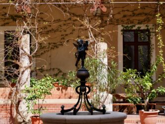 Im Burghof von Schloss Ozora