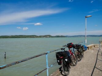 Auf dem Pier von Zamárdi