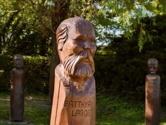 Holzskulpturen bei Balatonfenyves