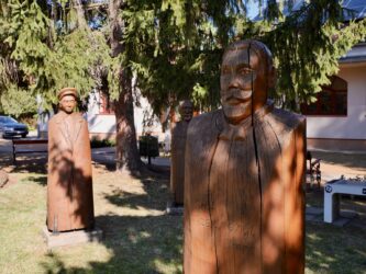 Holzskulpturen bei Balatonfenyves