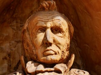 Feine Holzschnitzerei