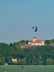 Kitesurfer und Kloster Tihany